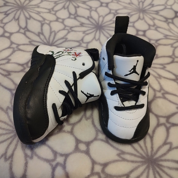 Black/white jordans - Picture 1 of 10